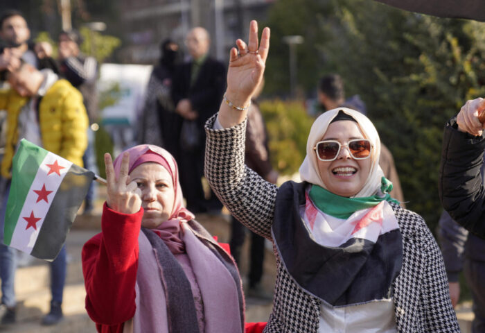 Mujeres celebran la caída de la dictadura en Alepo, Siria.