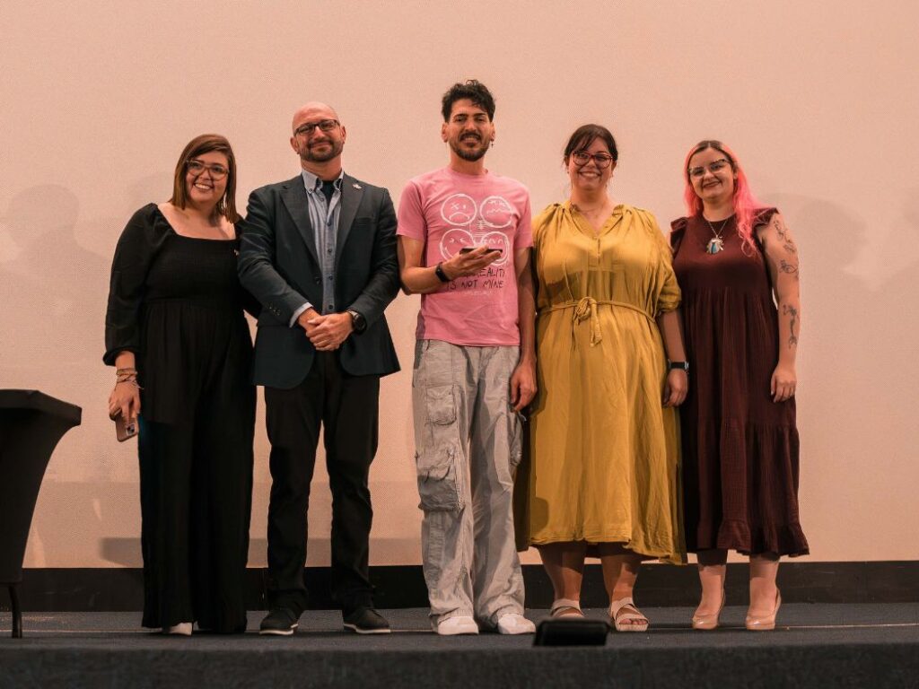 Nonardo Perea recibiendo premio a manos de los organizadores de SOMOS.