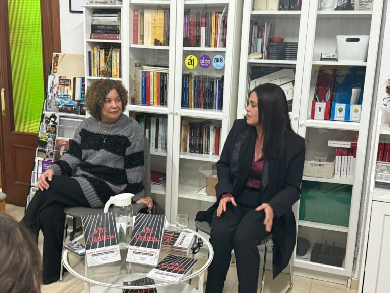 La escritora Ileana Álvarez y la exprisionera política Angélica Garrido en presentación de Voz Cautiva en Ediciones Deslinde.