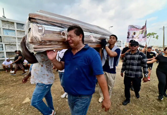 Entierro de los cuatro niños de Guayaquil en ataúdes sellados. Foto Getty Images