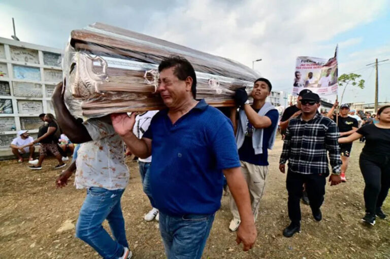 Entierro de los cuatro niños de Guayaquil en ataúdes sellados. Foto Getty Images