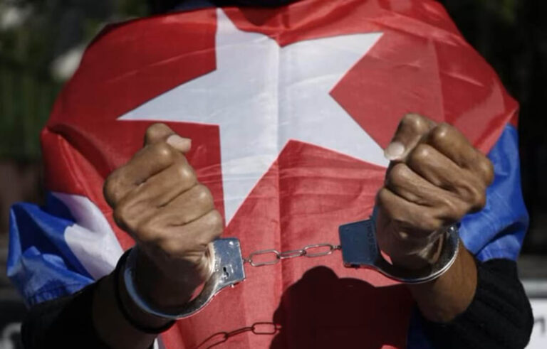 Activistas cubanos exigen en Miami la liberación de los presos políticos en la isla. Foto: ProActivo