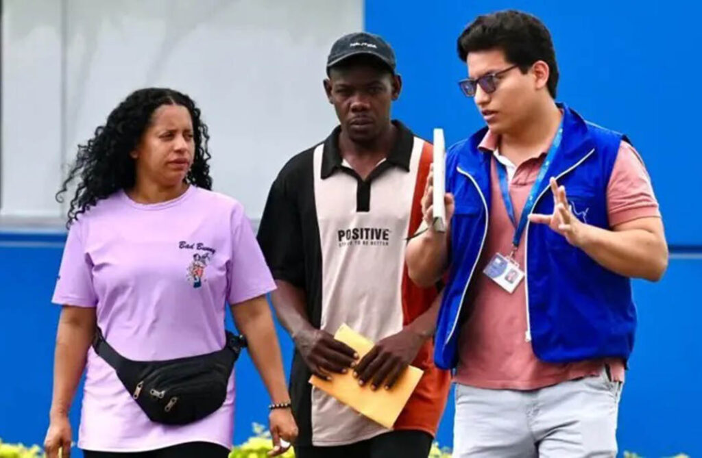 El abogado Fernando Bastías junto a los padres del niño Steven Medina. Foto Getty Images