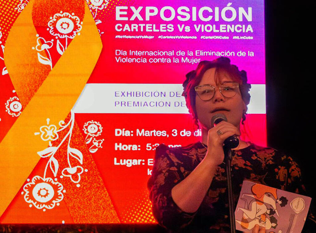 Rosa María Rodríguez presentando La Burbuja Lab.