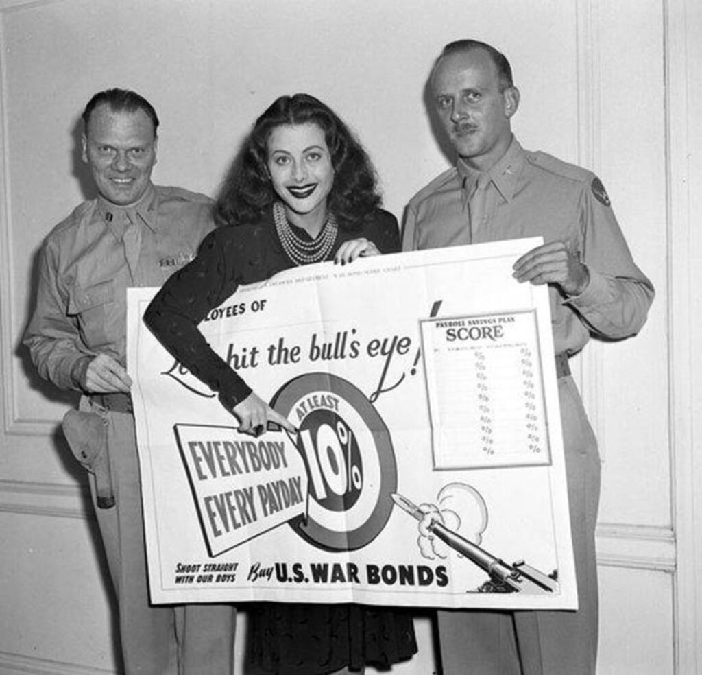 Hedy Lamarr en una promoción para la venta de bonos de guerra.