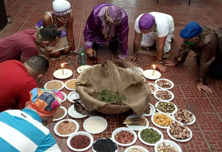 Ceremonia religiosa en la Asociación Yoruba de Cuba