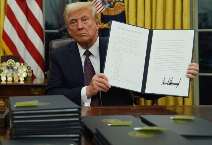 Donald Trump firma varias órdenes ejecutivas en su primer día de gobierno.