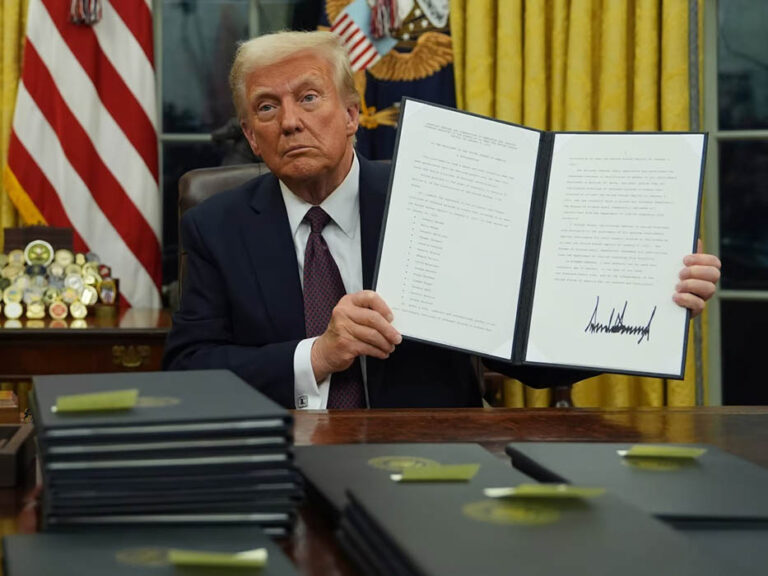 Donald Trump firma varias órdenes ejecutivas en su primer día de gobierno.