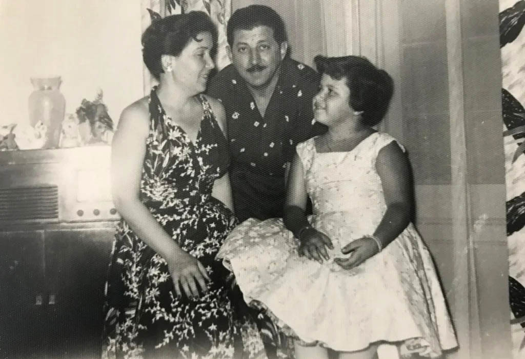 Ileana Fuentes con sus padres Ermitas y Juan, en La Habana, ca. 1956.