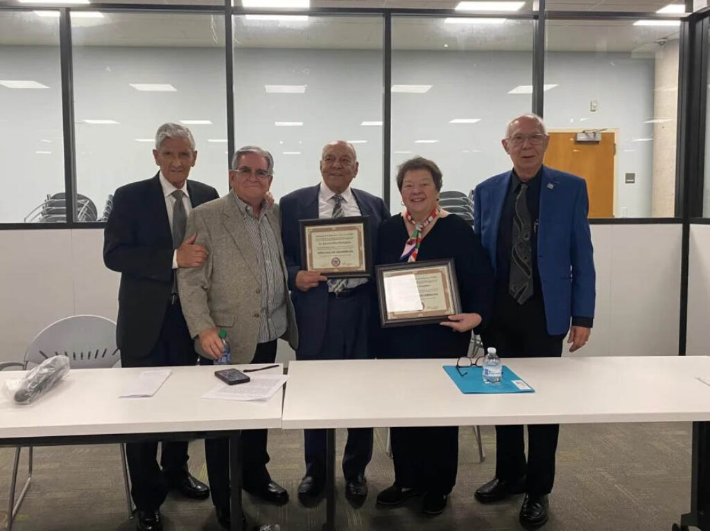 Academia de Historia de Cuba en el Exilio, Miami, 16 de diciembre de 2023. De izq. a der., Armando Valladares, José Albertini, Ernesto Díaz Rodríguez, Ileana Fuentes y el Dr. Eduardo Lolo.