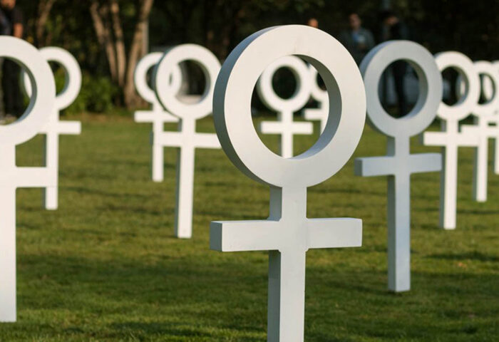 Instalación artística de ONU Mujeres llama la atención sobre el aumento de los feminicidios en México.