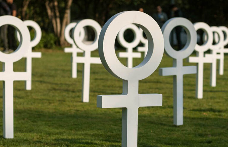 Instalación artística de ONU Mujeres llama la atención sobre el aumento de los feminicidios en México.