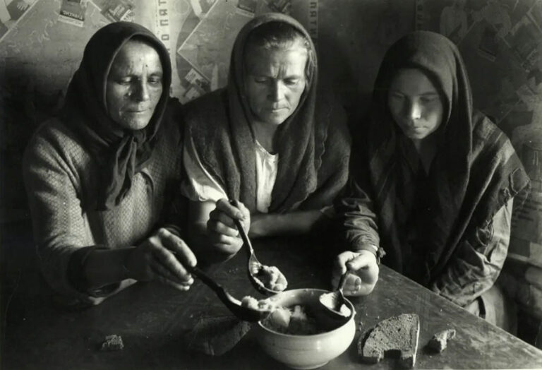 Margaret Bourke-White: "Campesinas rusas comiendo de un solo plato" (Georgia, 1932).