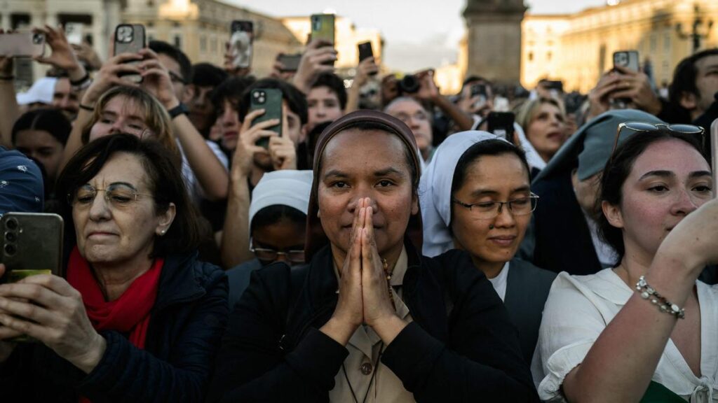Mujeres orando en la plaza