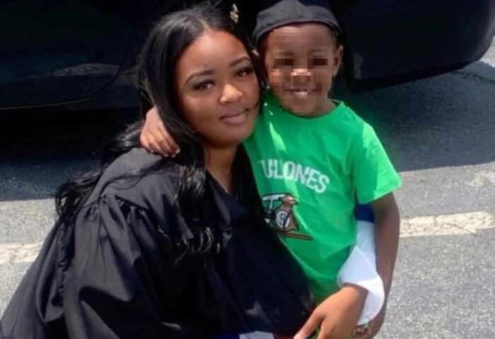 Adriana Smith, junto a su hijo de cinco años en una imagen de archivo.
