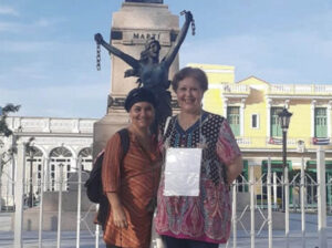 Alina Bárbara López y Jenny Pantoja durante una protesta pacífica en Matanzas.
