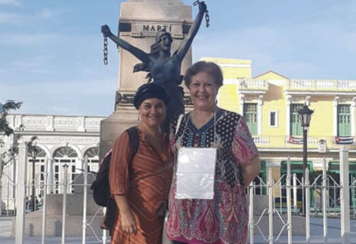 Alina Bárbara López y Jenny Pantoja durante una protesta pacífica en Matanzas.
