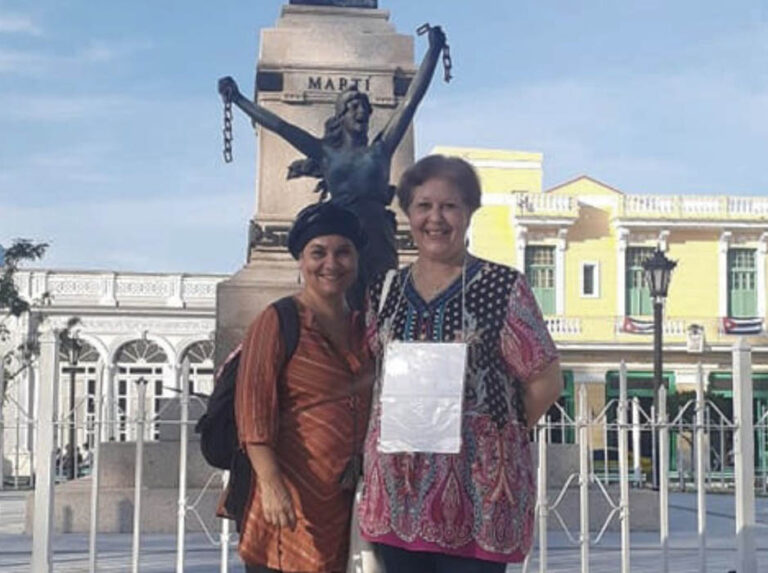 Alina Bárbara López y Jenny Pantoja durante una protesta pacífica en Matanzas.