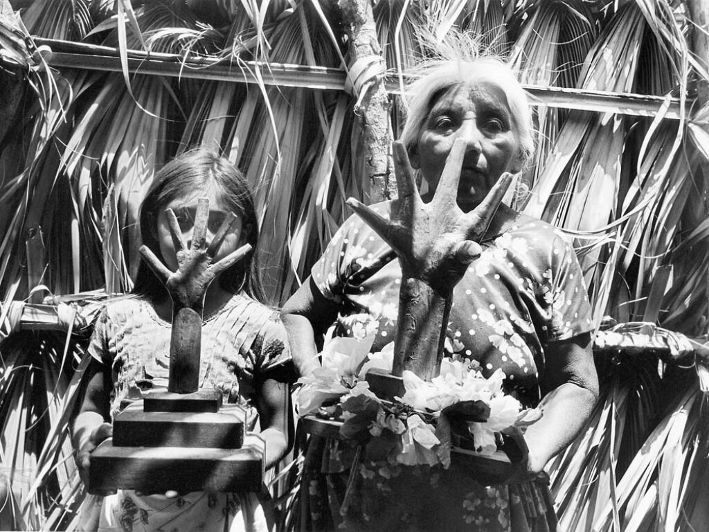 Graciela Iturbide: "Manos poderosas" (1986).
