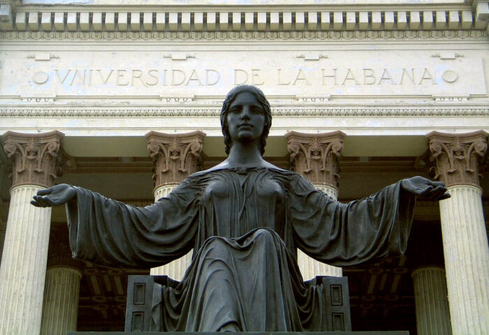 Alma Mater en la Universidad de La Habana.