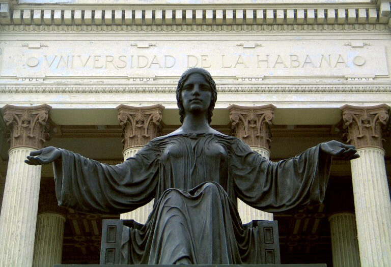 Alma Mater en la Universidad de La Habana.