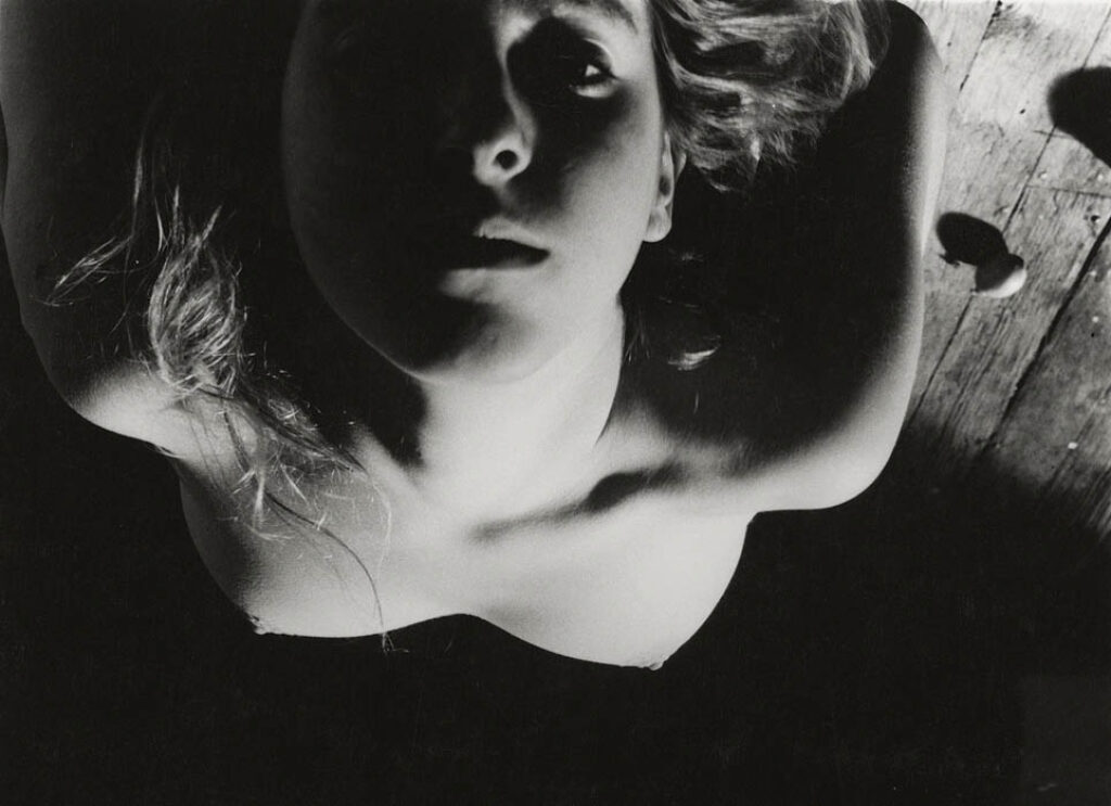 Francesca Woodman: "Sobre ser un ángel #1" (1977).