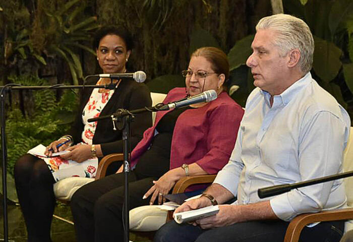 Inés María Chapman, Teresa Amarelle Boué y Miguel Díaz-Canel en el debate sobre la marcha del Programa Nacional de Adelanto de la Mujer, 2025.