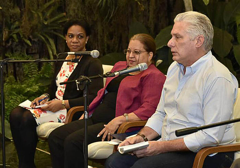 Inés María Chapman, Teresa Amarelle Boué y Miguel Díaz-Canel en el debate sobre la marcha del Programa Nacional de Adelanto de la Mujer, 2025.