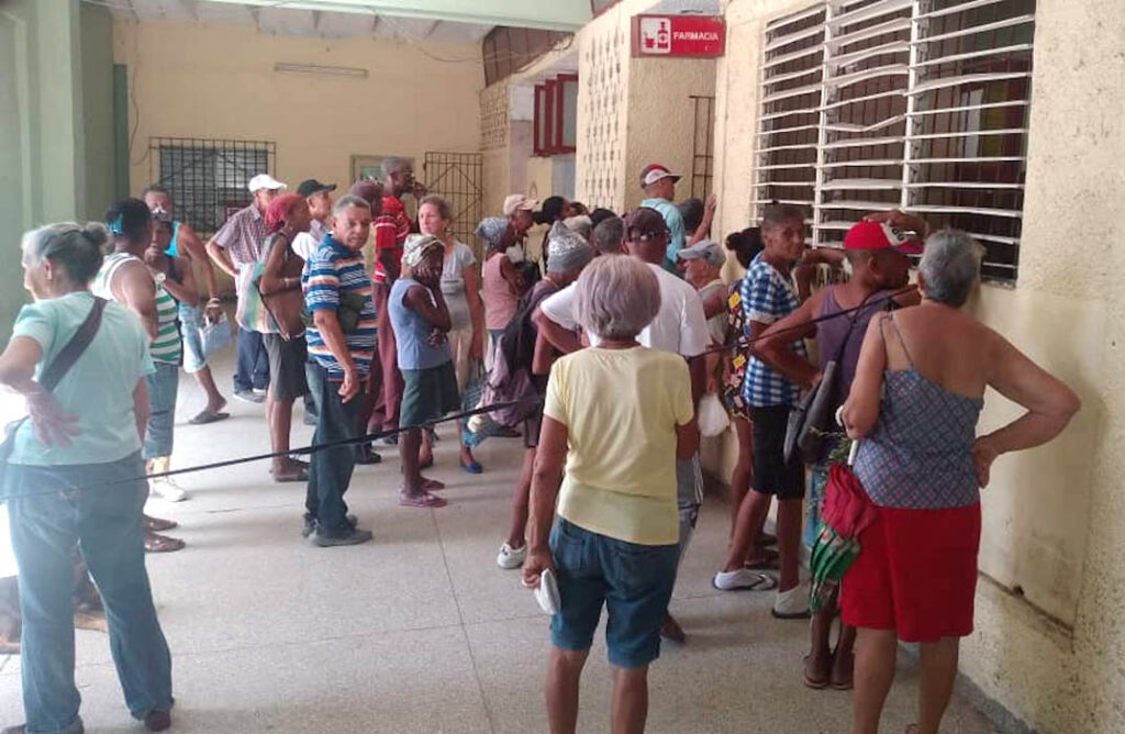 Ancianos esperan para comprar medicamentos en una farmacia de Santiago de Cuba.
