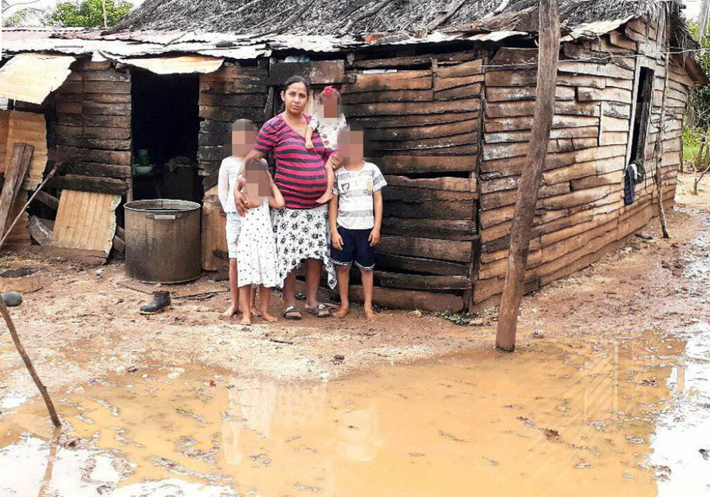 Familia cubana en condiciones de pobreza extrema. Foto: Noemí Grasset Morell
