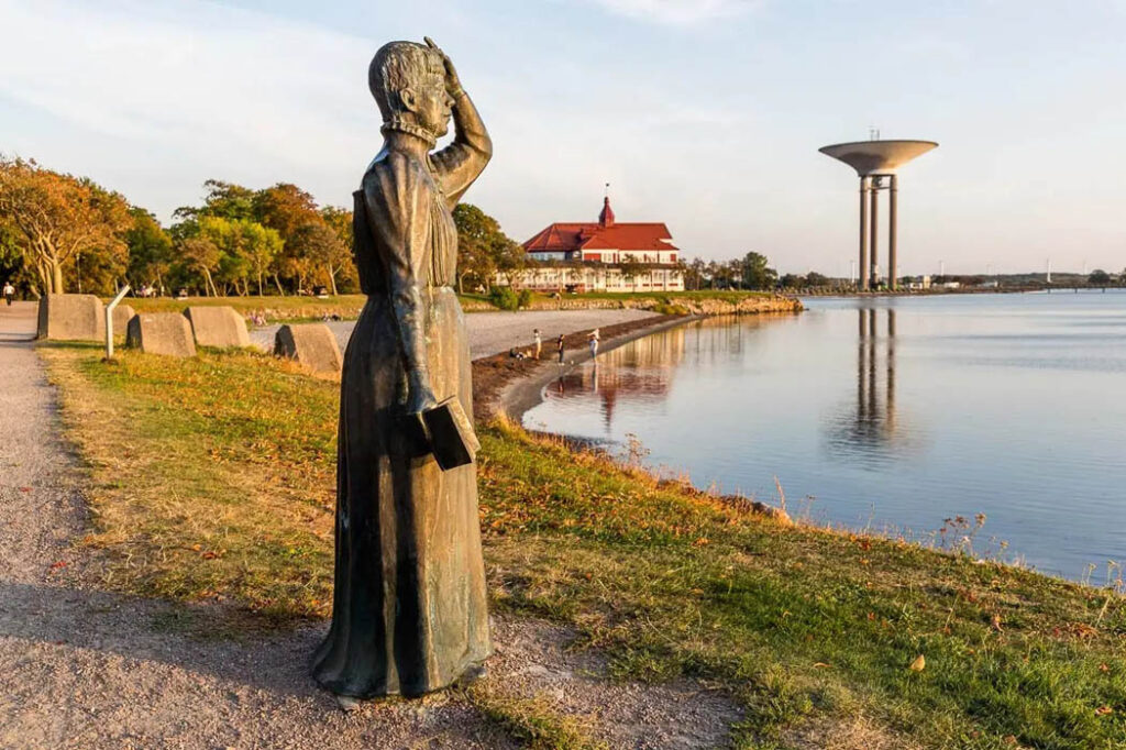 Estatua de Selma Lagerlöf en el litoral de Landskrona.