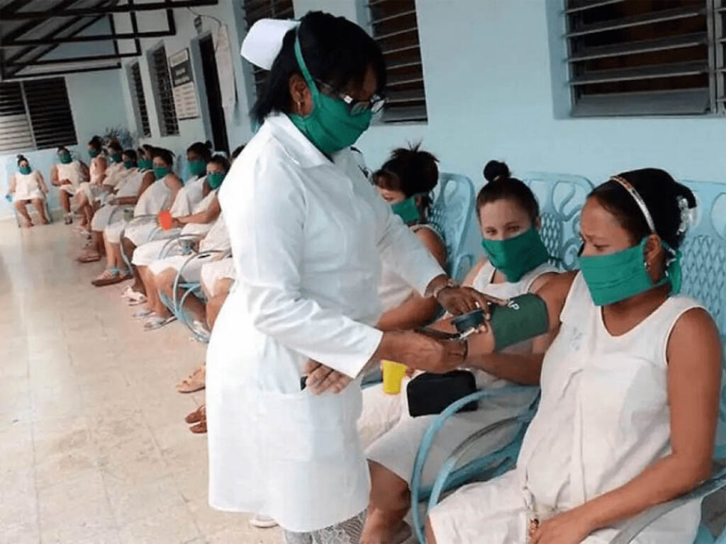 Mujeres embarazadas en centros de salud cubanos. Foto: Prensa Latina.