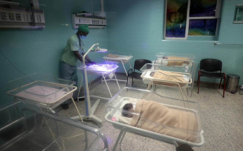 Sala de neonatología en un hospital materno de Matanzas. Foto: Ernesto Mastrascusa.
