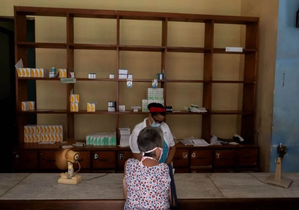 Desabastecimiento en una farmacia cubana.