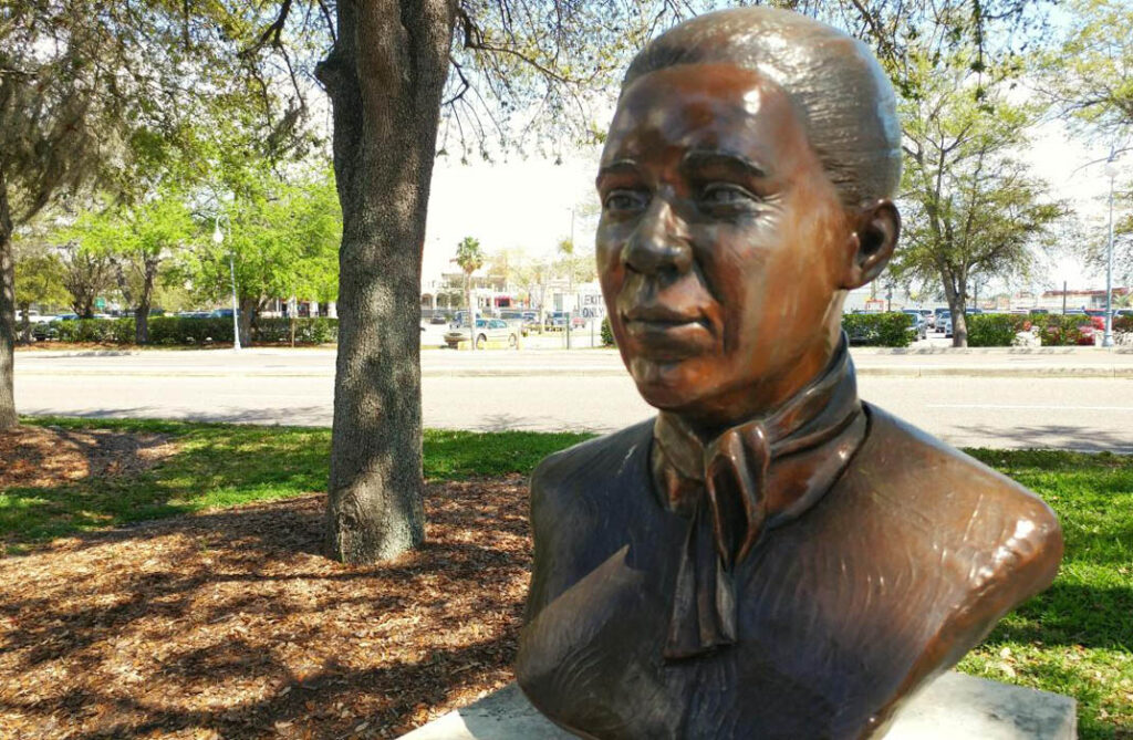 Escultura en bronce de Paulina Pedroso en el paseo marítimo de Tampa.