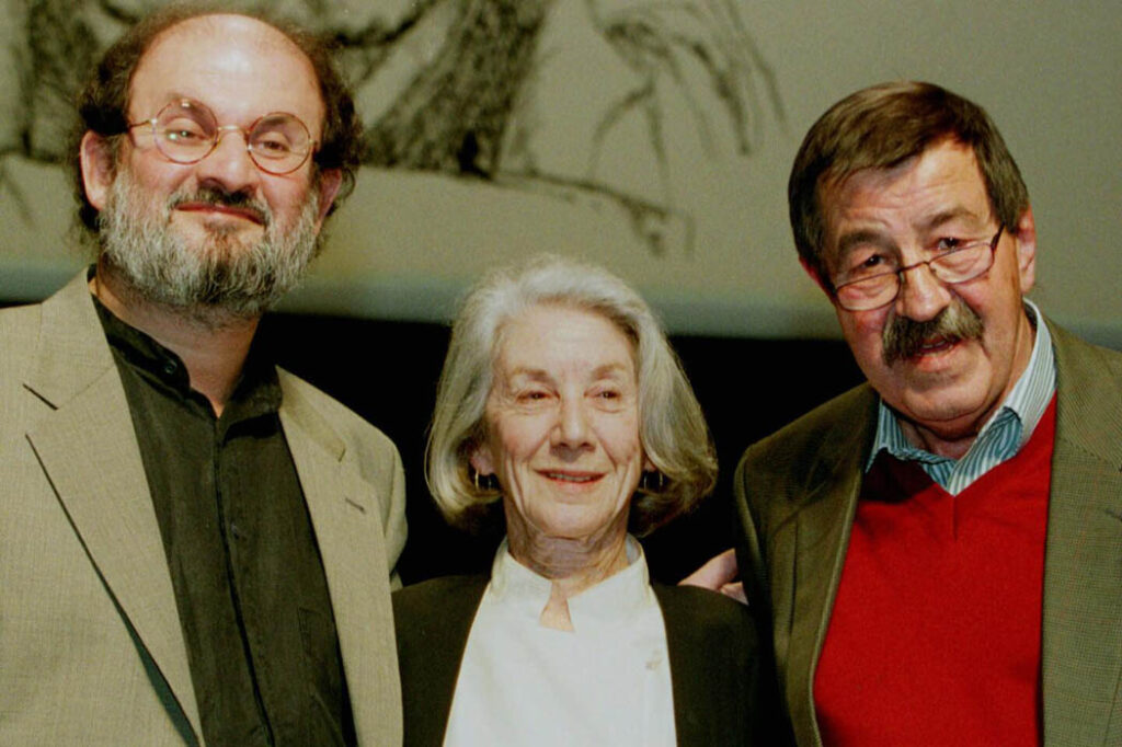Nadine Gordimer junto a Salman Rushdie (izquierda) y Günter Grass (derecha), en 1997.