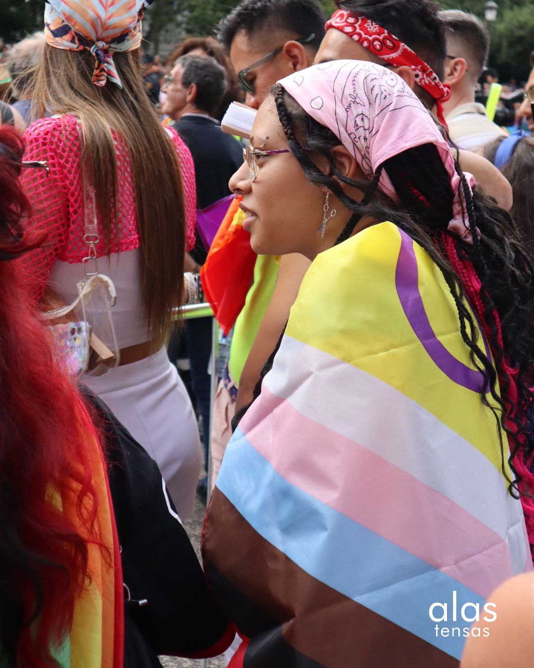 Joven con bandera trans en el Orgullo de Madrid