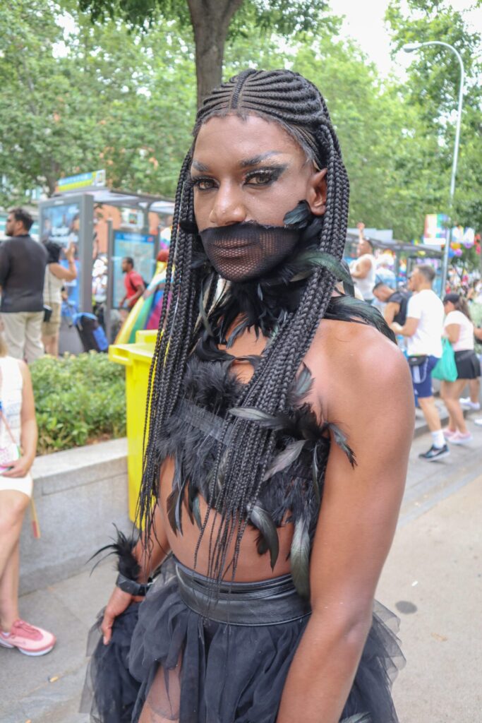 Persona negra en el orgullo Madrid