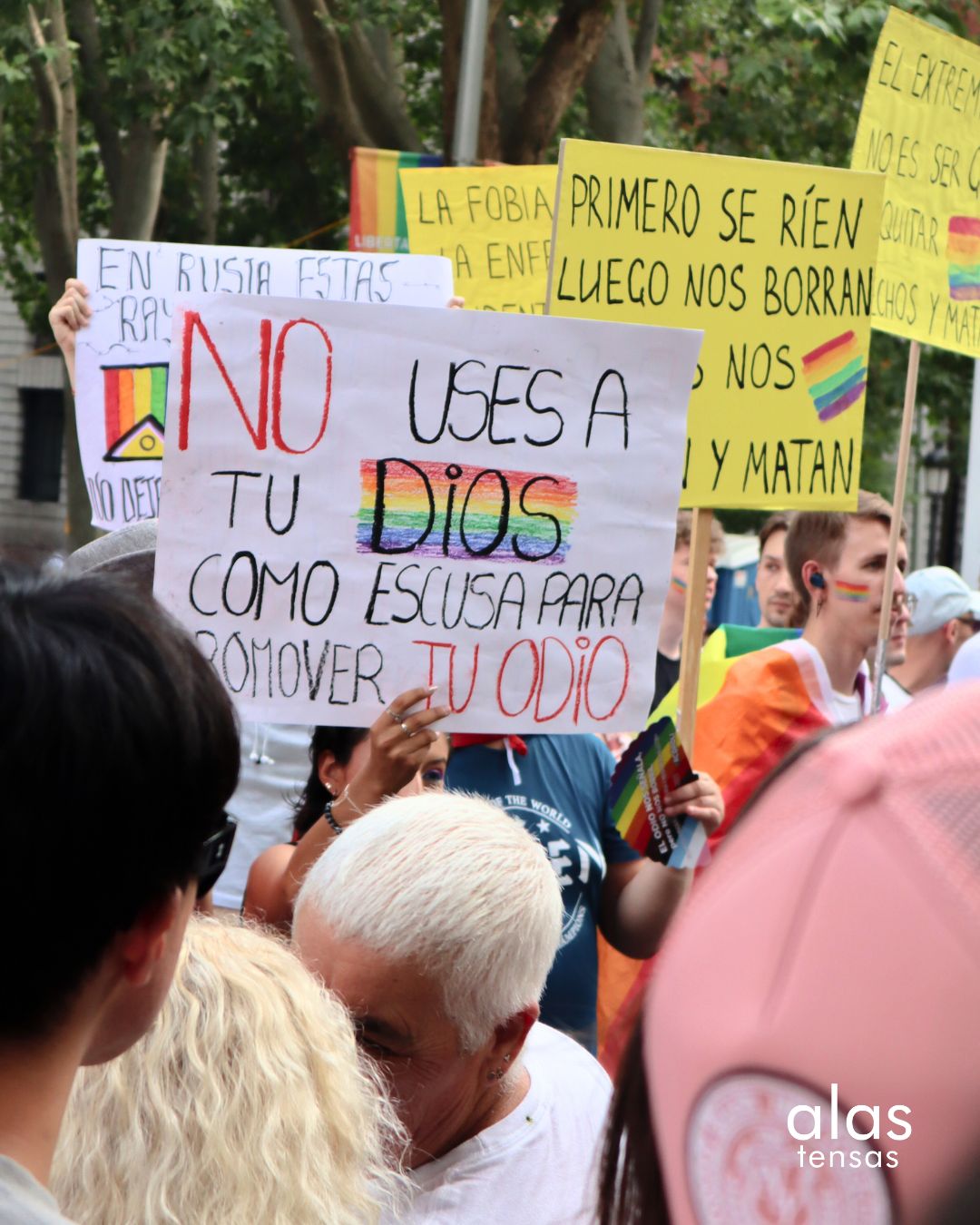 Cartel "No uses a tu Dios como excusa" en Orgullo de Madrid