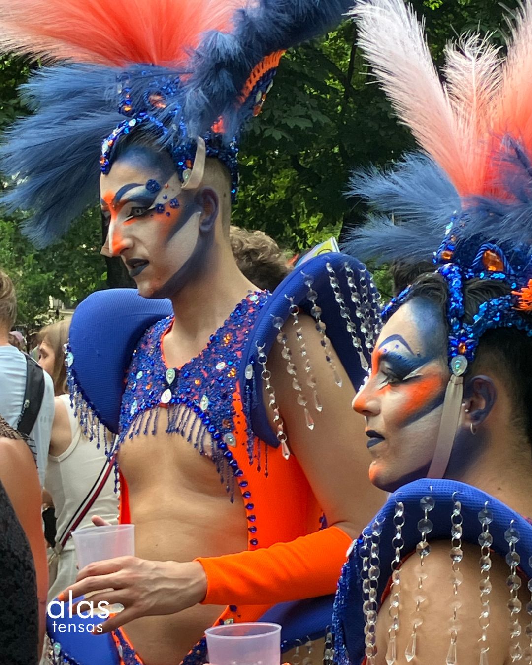 Dos personas disfrazadas en el Orgullo de Madrid