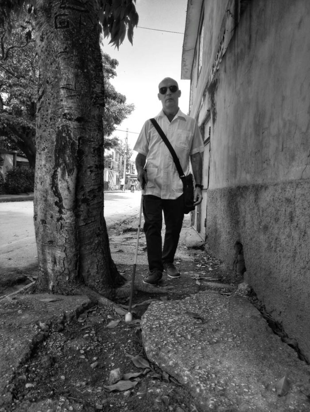Andando hacia el Hospital por una de las deterioradas aceras de la ciudad de Holguín. Foto: Irela Casañas