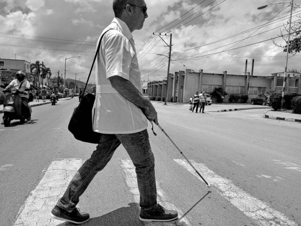 Cruzando la Avenida de los Libertadores frente al Hospital Pediátrico de Holguín. Foto: Irela Casañas