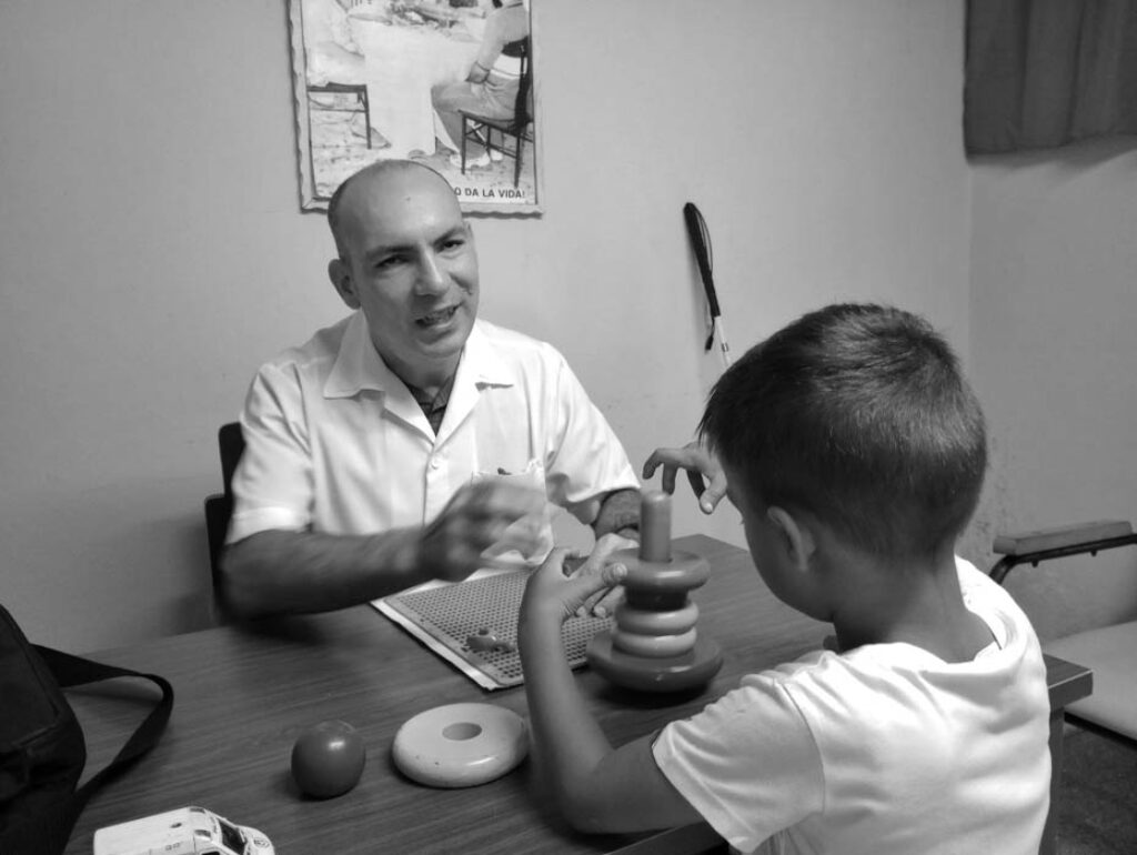 En consulta con un paciente. Foto: Irela Casañas