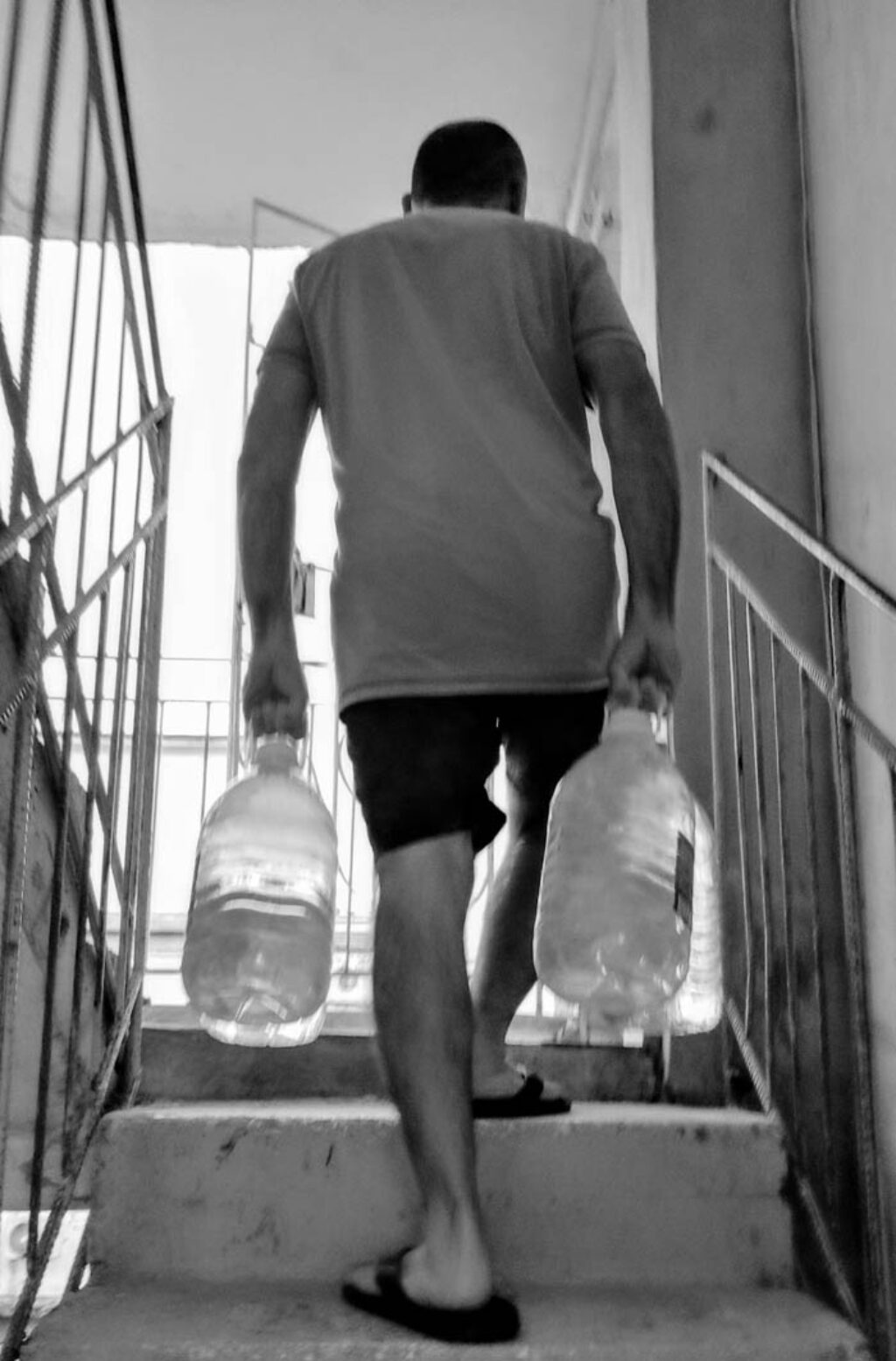 Cargando agua potable hacia su casa, situada en una cuarta planta. Foto: Irela Casañas