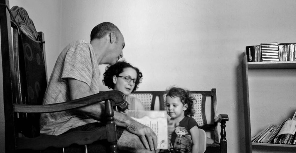 Compartir un libro en familia siempre es gratificante. Foto: Irela Casañas
