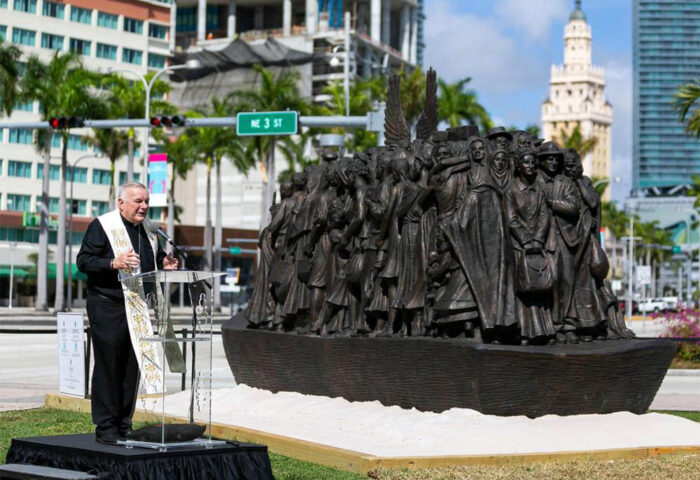 Inauguración de las esculturas de Timothy Schmalz en Miami.