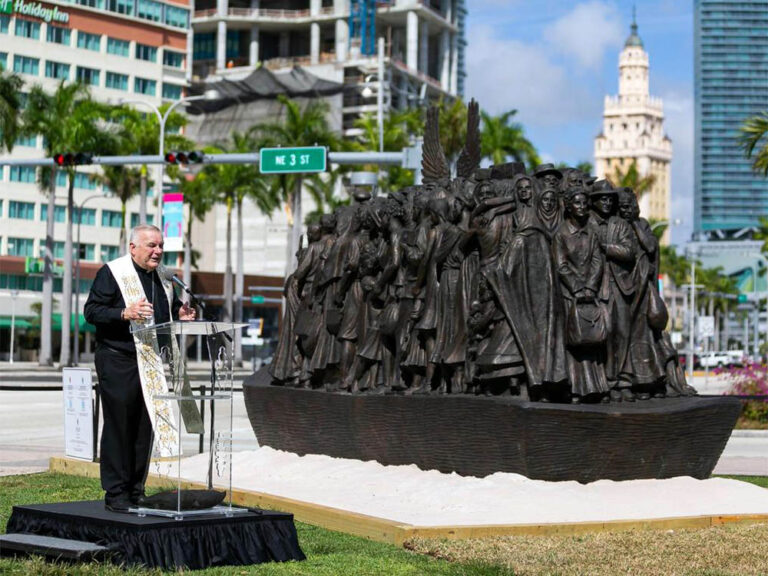 Inauguración de las esculturas de Timothy Schmalz en Miami.