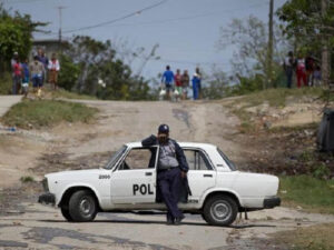 Patrulla de policía en un barrio de La Habana.