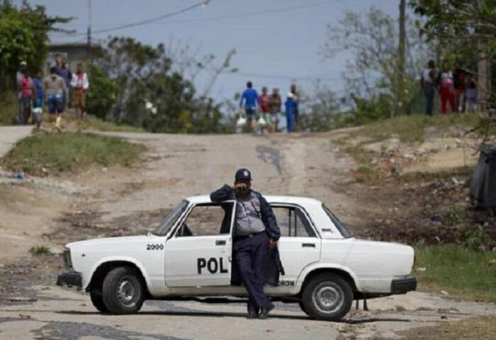 Patrulla de policía en un barrio de La Habana.