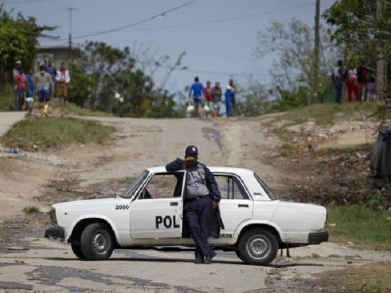 Patrulla de policía en un barrio de La Habana.